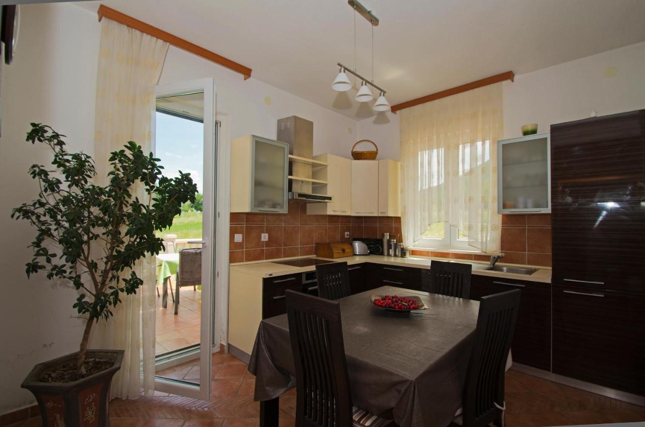 Rooms Leda Vrlika Экстерьер фото
